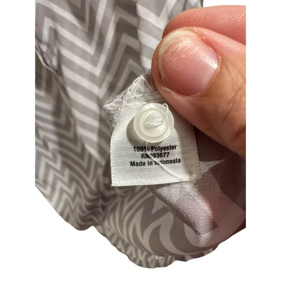 🍒 2/$20 🍒 Gray and White Chevron Striped Long Sleeve V-Neck Blouse sz L - Picture 7 of 7